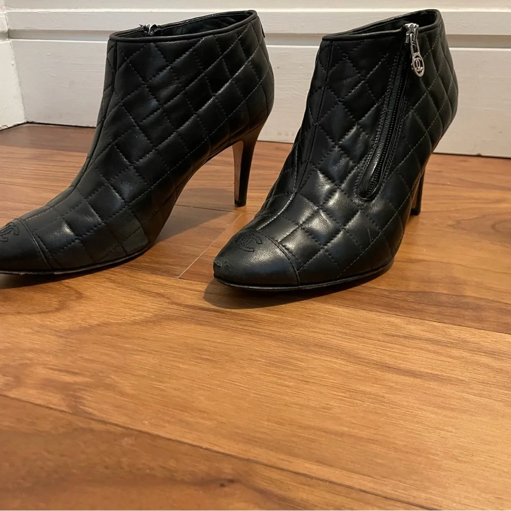 Chanel quilted leather booties - Picture 3 of 9